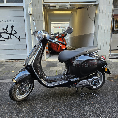 Vespa Primavera Elettrica 45 schwarz  4.300€